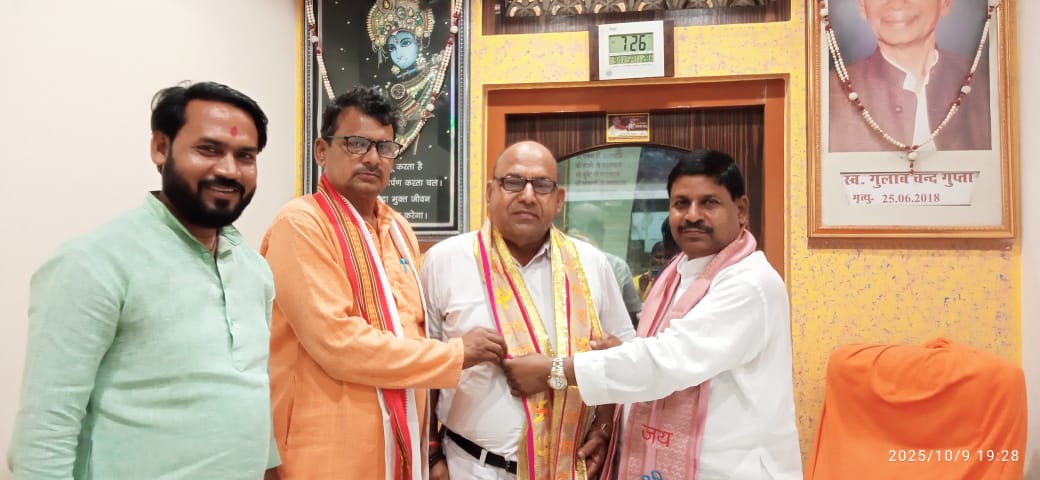 तीन दशकों से विश्व बंधुत्व और आध्यात्मिक जागरण का अलख जगा रहे अनिल मिश्र को नगर पंचायत अध्यक्ष ने किया सम्मानित