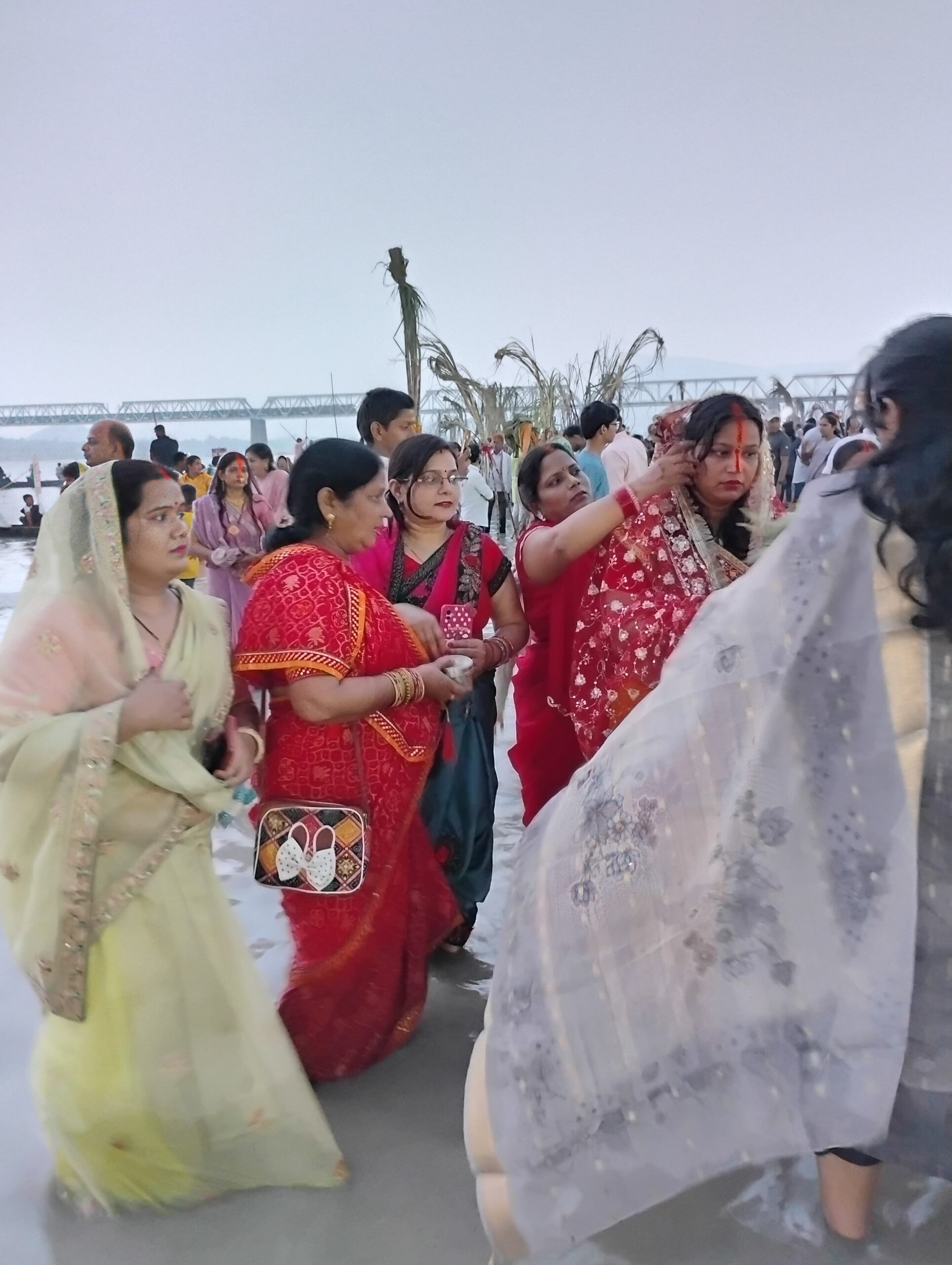 आस्था के महापर्व छठ पूजा पर डूबते सूर्य को दिया गया अर्ध्य 