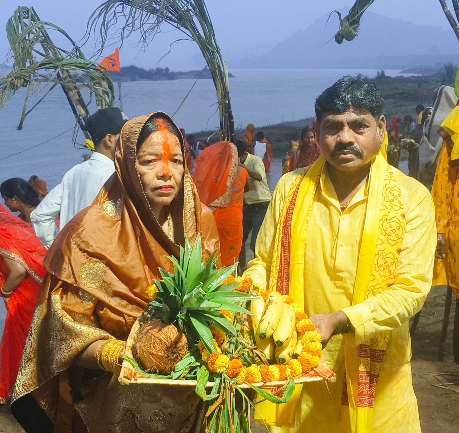 बारिश भी नहीं डिगा सकी आस्था के महापर्व के भक्तों को, डूबते सूर्य को अर्घ्य देने उमड़ा जनसैलाब