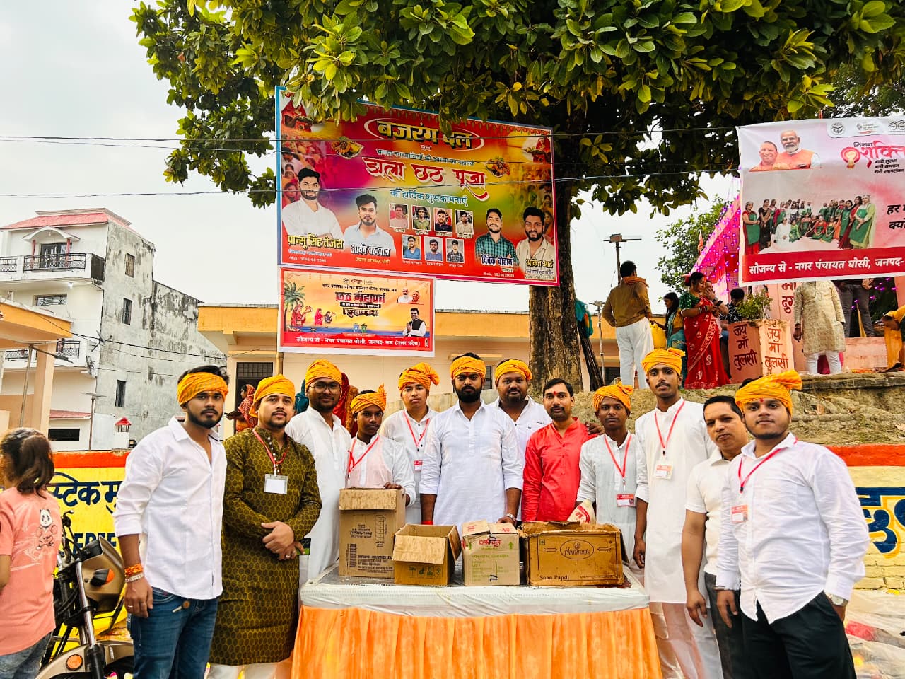 घोसी : नरोखर पोखरा स्थित छठ घाट पर बजरंग दल ने किया प्रसाद वितरण