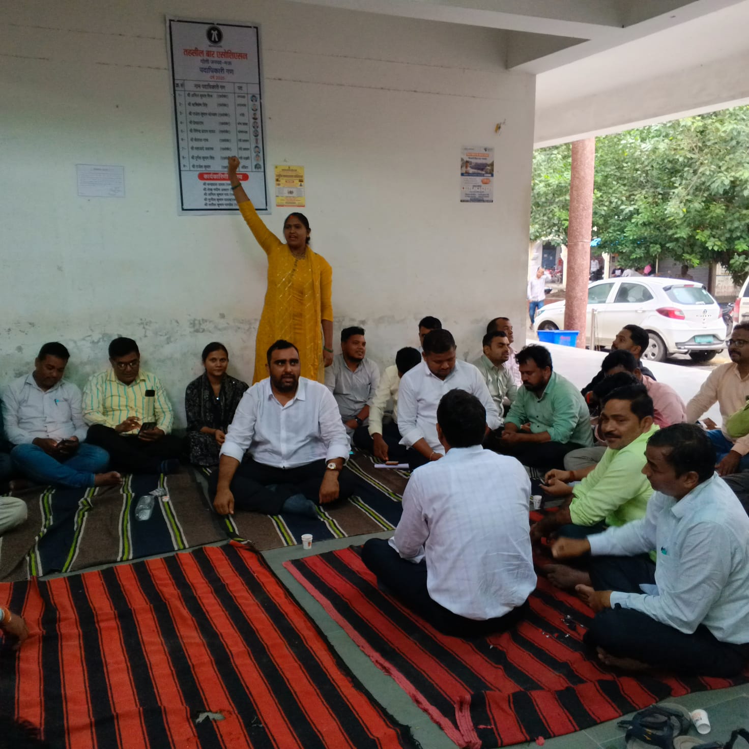 दिनेश चौहान के निलंबन के विरोध में भड़के लेखपाल — दूसरे दिन भी धरने पर डटे, एसडीएम कार्यालय के बाहर प्रदर्शन जारी