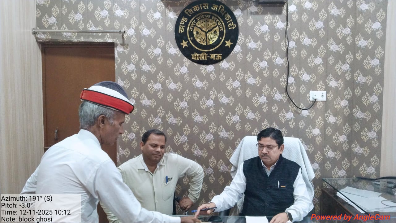 एसडीएम अशोक कुमार सिंह ने किया खंड विकास कार्यालय घोसी का आकस्मिक निरीक्षण, देर से आने वाले कर्मचारियों से मांगा स्पष्टीकरण