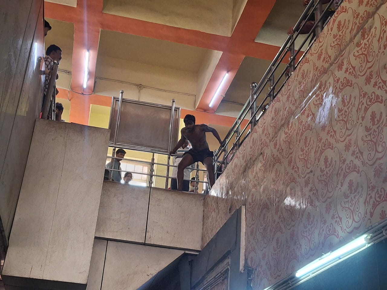 आर पी एफ कर्मियों की सूझ बूझ से विक्षिप्त की बची जान, वाराणसी कैंट स्टेशन पर रही अफरा तफरी