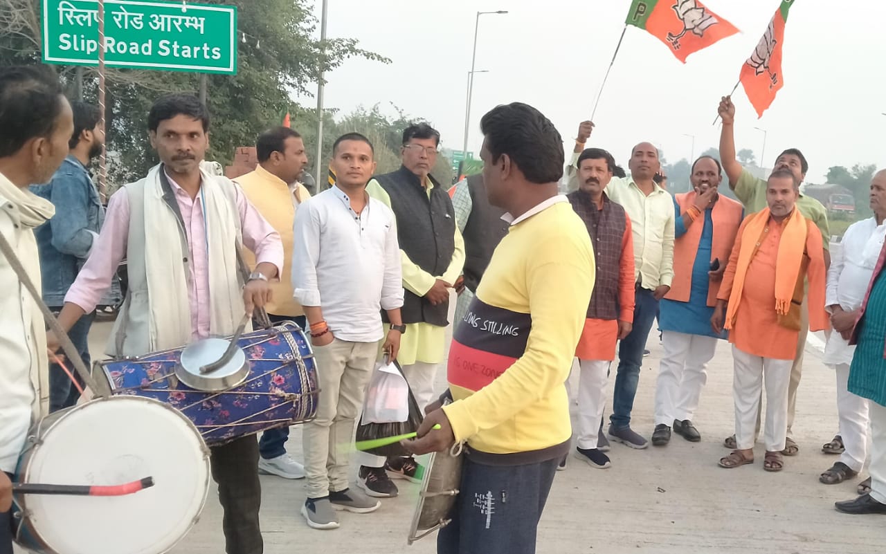 घोसी में NDA की ऐतिहासिक जीत पर उल्लास की लहर, बीजेपी कार्यकर्ताओं ने ढोल-नगाड़ों के साथ जमकर मनाया जश्न