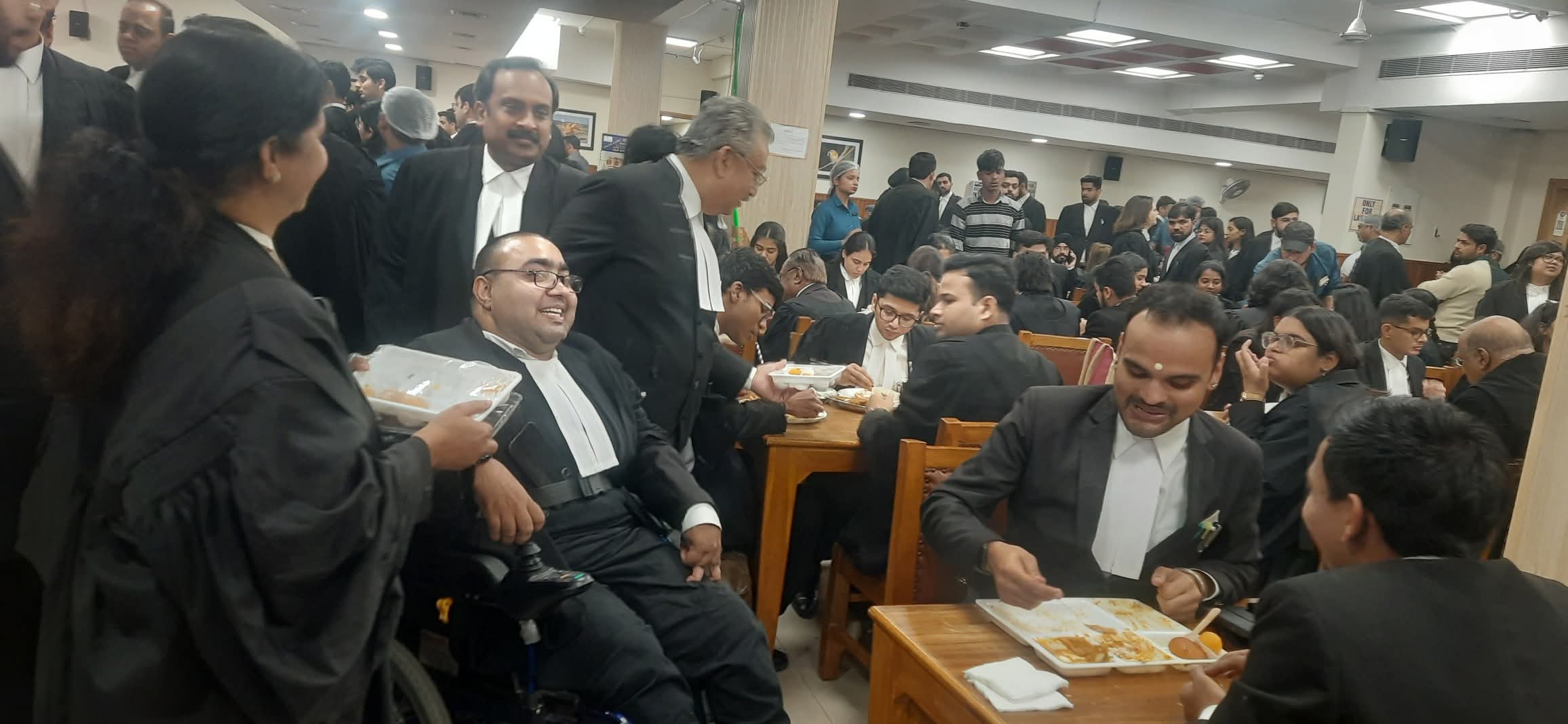 हाई कोर्ट में एन डी ए की बिहार जीत की खुशी में वरिष्ठ अधिवक्ता शुभ्रा परासर ने बांटा लड्डू