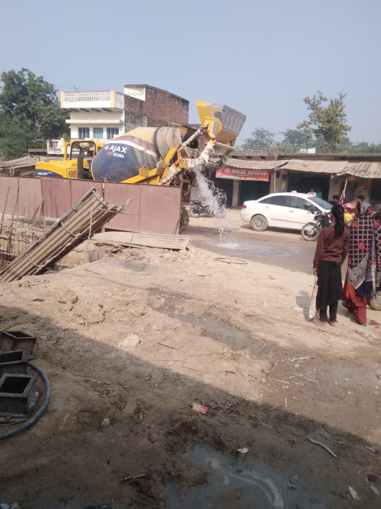 ख़बर का दिखा असर धूल से त्रस्त नंदगंज को मिली राहत,ओवरब्रिज निर्माण स्थल पर शुरू हुआ पानी छिड़काव