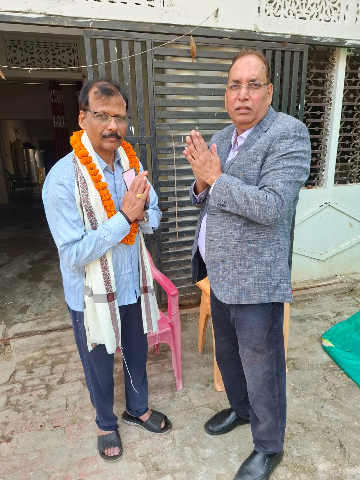 बरसों बाद दो मित्रों का भावुक मिलन, सेवानिवृत्त सीनियर प्रॉसिक्यूशन ऑफिसर रामनारायण सिंह का बरहपुर में भव्य स्वागत