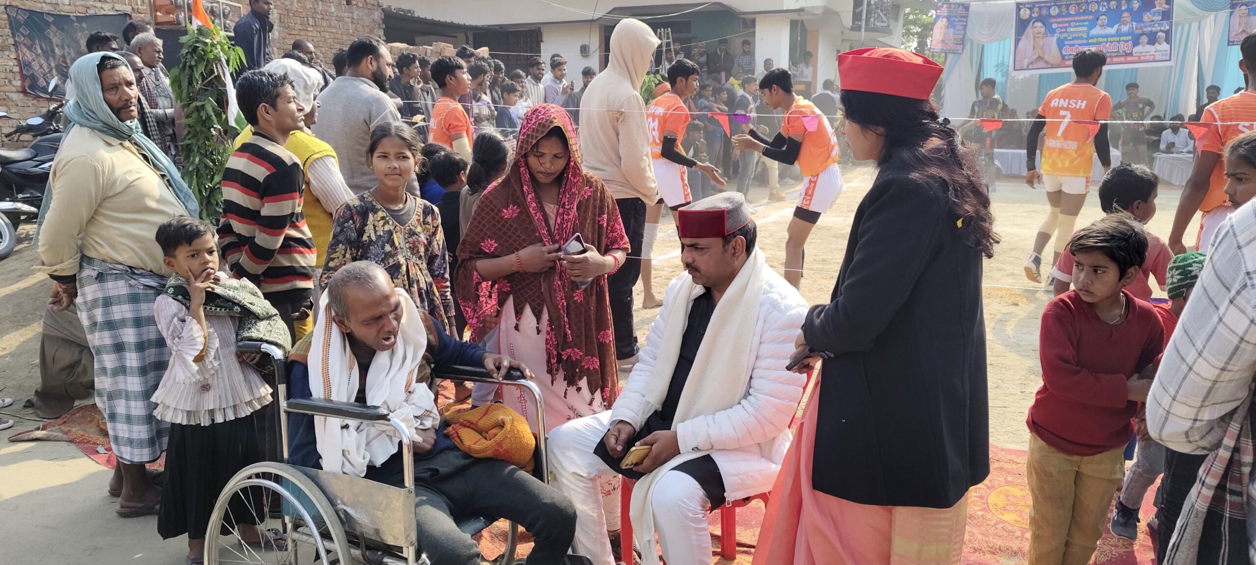 पुनीता सिंह खुशबू बनीं मानवता की मिसाल, लीलापुर में तीन बेसहारा बच्चों को गोद लेकर दिखाई संवेदनशील राजनीति