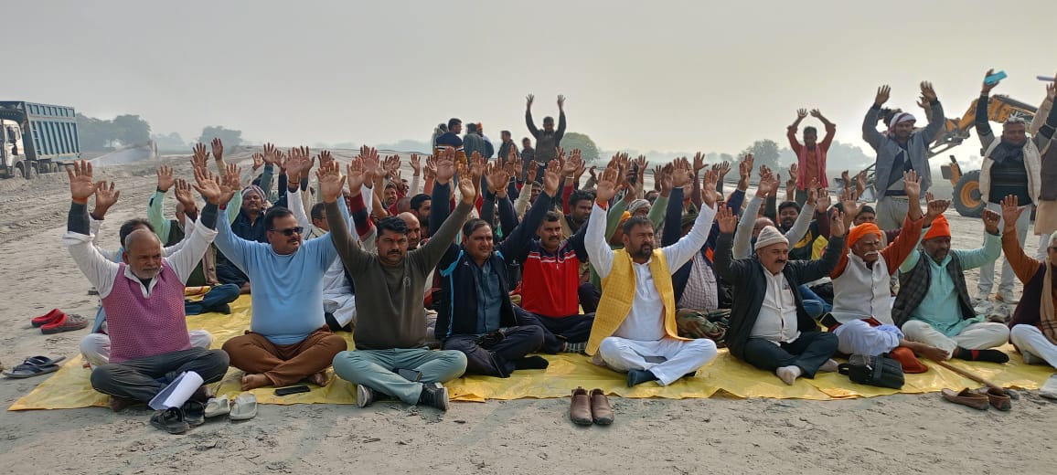 ग्रीनफील्ड एक्सप्रेसवे पर चढ़ने-उतरने की मांग को लेकर ग्रामीणों का धरना, 25 से अधिक गांवों का आवागमन बाधित