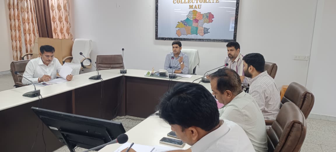 मऊ में नगर निकायों की लापरवाही पर सख्त डीएम, तीन नगर पंचायतों को नोटिस के निर्देश