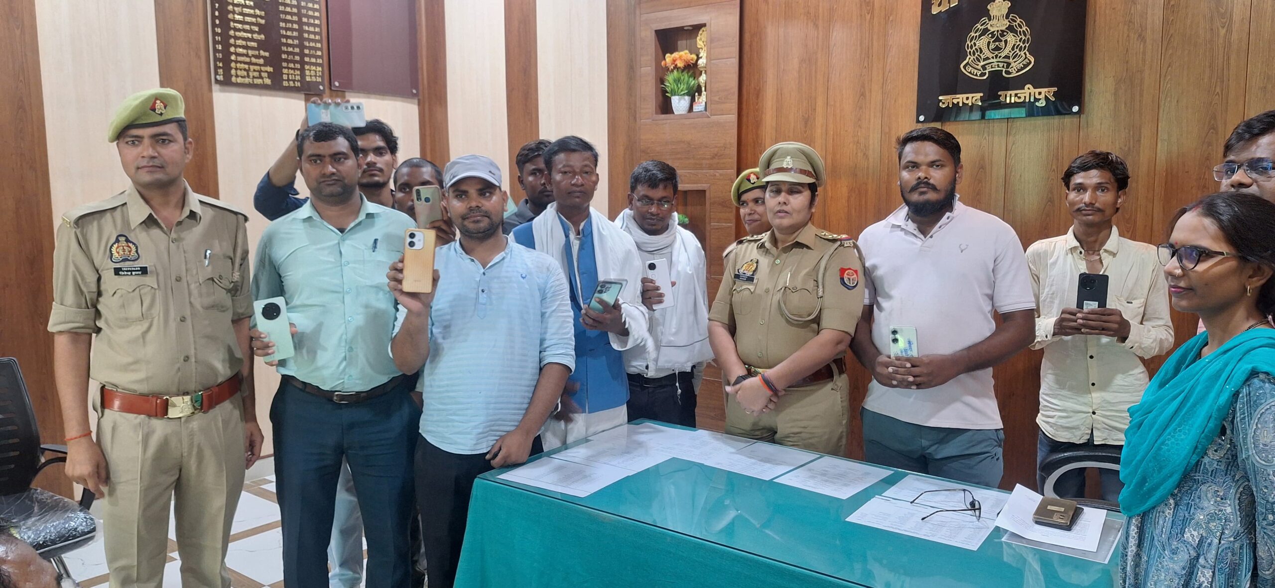 सादात पुलिस की तत्परता से 10 लोगों को अपना खोया मोबाइल थाने में कार्यक्रम के दौरान मिला वापस